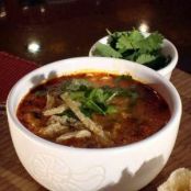 SOPA DE FRIJOLES, CHORIZO Y CHICHARRON