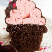 Chocolate Covered Strawberry Cupcakes | Smells Like Home