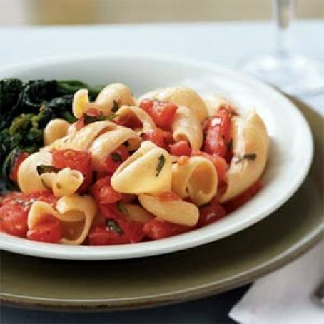 Pasta with fresh tomatoes and basil