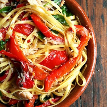 Linguine with Roasted Red Peppers, Crabmeat & Basil
