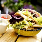 Fetaostfyllda färsbiffar med tzatsiki och chilitomat