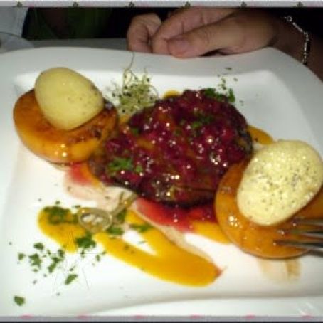 MAGRET DE PATO CON SALSA DE ARANDANOS Y MELOCOTON