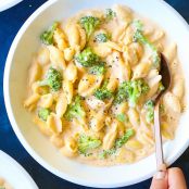 SLOW COOKER CREAMY BROCCOLI MAC AND CHEESE