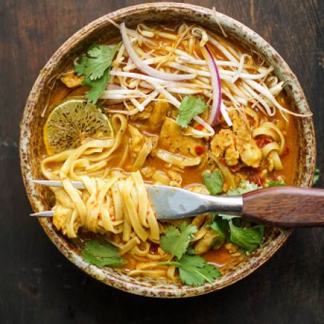 CHICKEN KHAO SOI