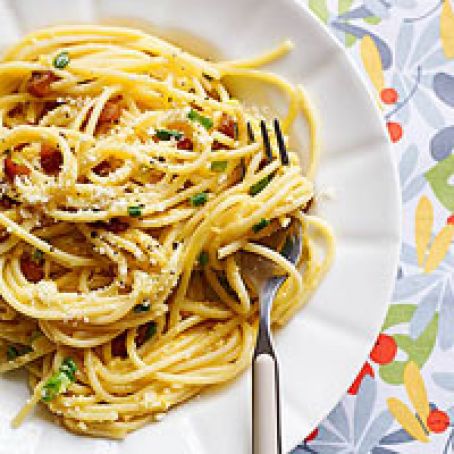 CREAMY SPAGHETTI CARBONARA WITH SPRING ONIONS